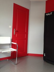 DANS UNE CHAMBRE D'ADO, POSE D'UN BALATUM IMITATION ALU ET PEINTURE DES MURS EN 2 TONS AINSI QUE LA PORTE PALIERE ET LES PLINTHES