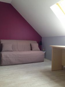 DANS UN BUREAU/CHAMBRE D'AMI, POSE D'UN BALATUM IMITATION PARQUET BLANCHI ET PEINTURE DES MURS EN 2 TONS, SOUS PENTE EN FIBRE DE VERRE
