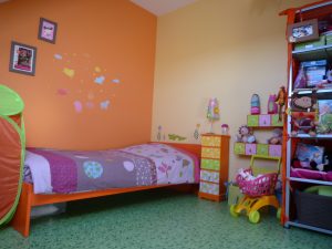 peinture des murs en 2 tons et pose d'un balatum imitation pelouse