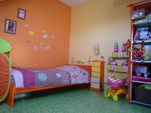 DANS UNE CHAMBRE D'ENFANT, POSE D'UN BALATUM IMITATION "HERBE" ET PEINTURE DES MURS EN 2 TONS